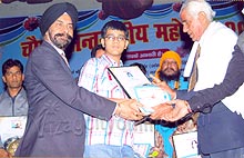 Ajeeth receiving the Panchal Ratna Award - 2009